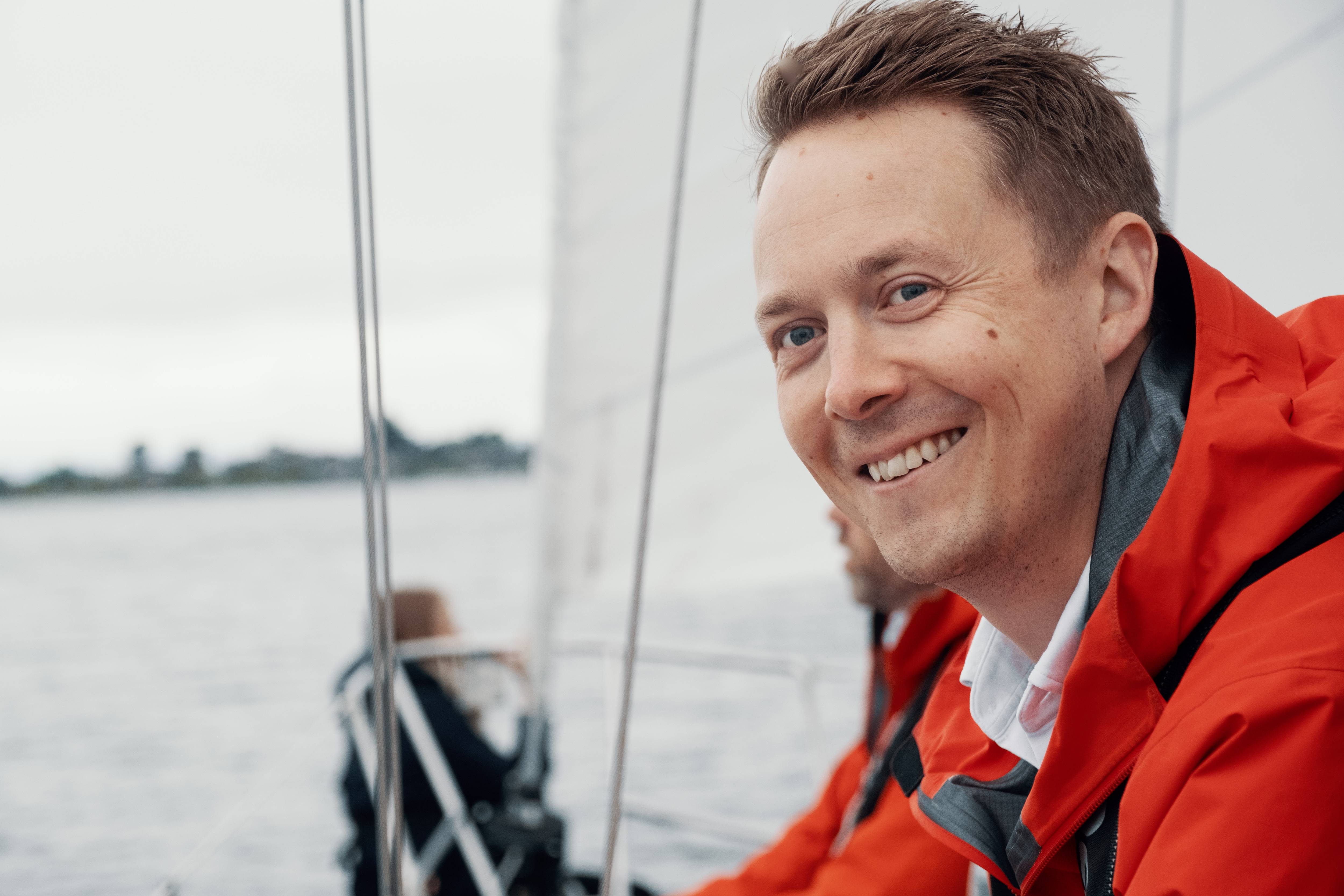 lysstråler på mørk bakgrunn