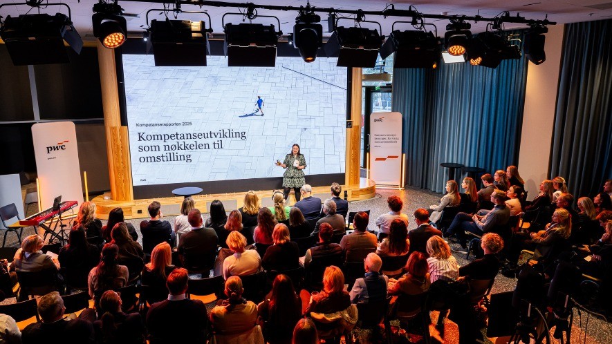 Eli Moe-Helgesen sitter i en sofa og ser mot kamera