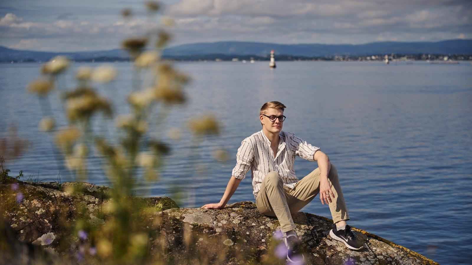 Erlend Bjørklund ved havet