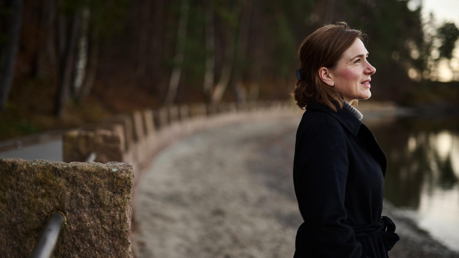 Kristin Hornæs ser utover vann