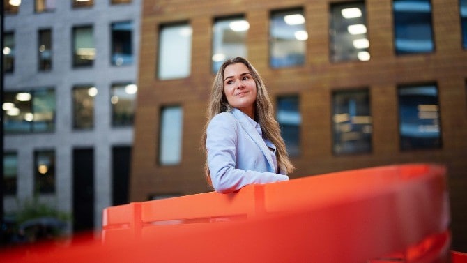 Oline Zachariassen utenfor PwC-bygget