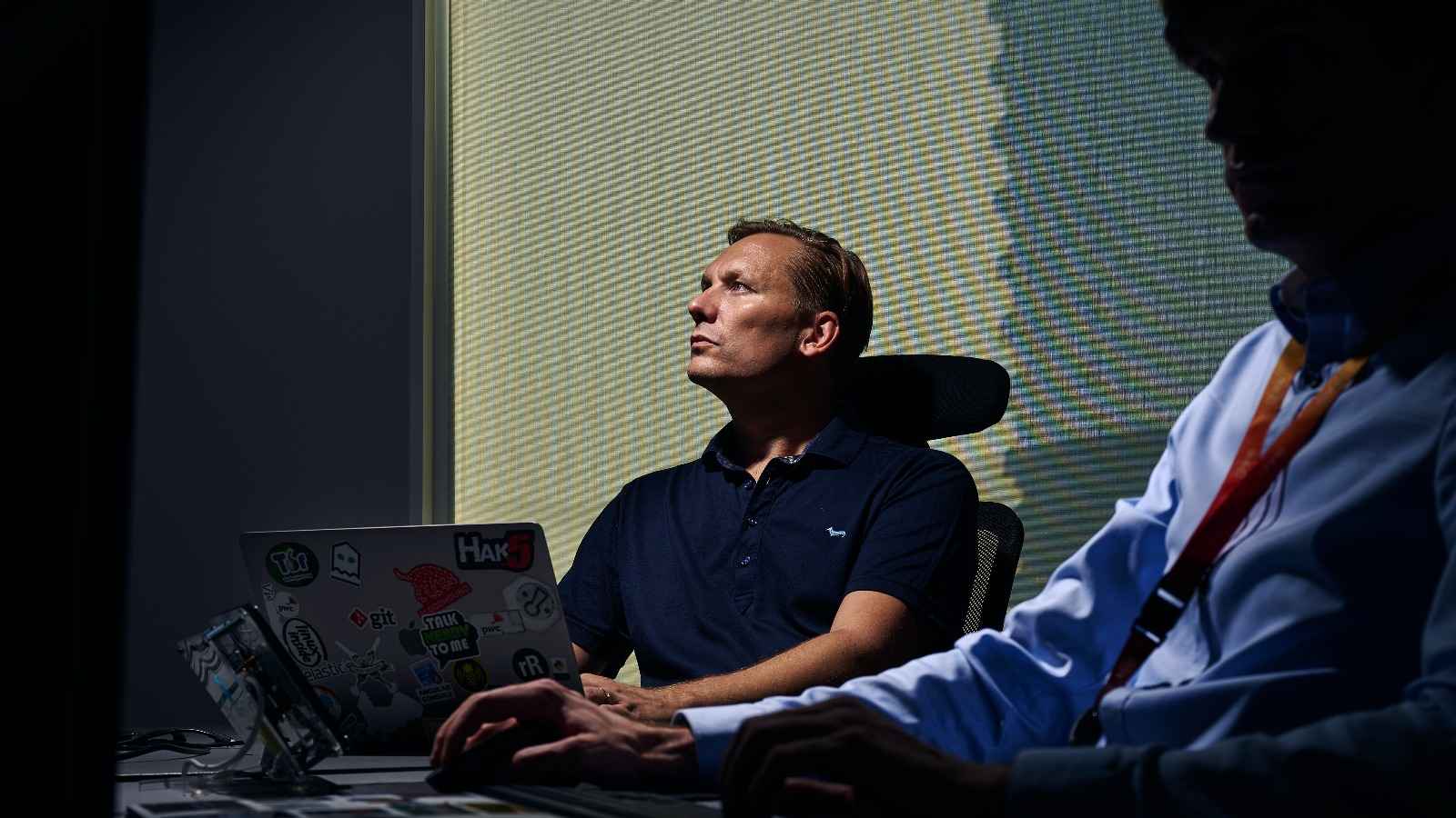 Nicolai Grødum sitter ved et skrivebord og ser opp og frem.