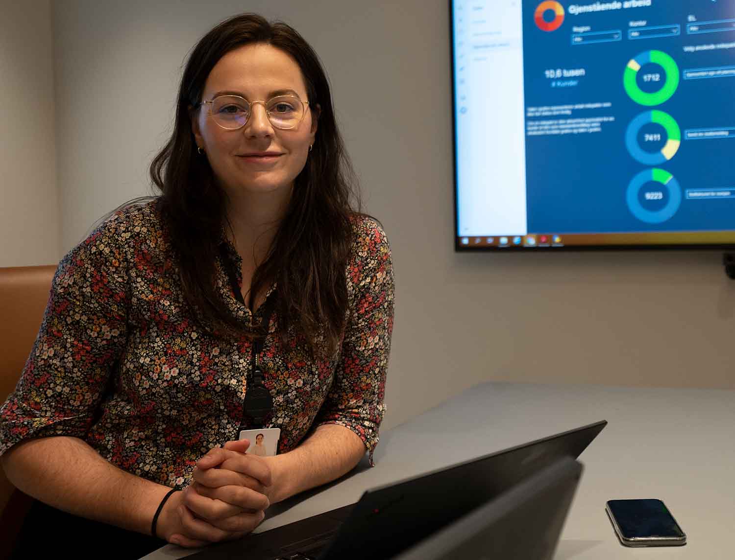 Power BI-ekspert Cecilie Meyer foran en skjerm