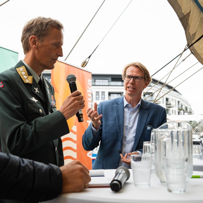 Båt med PwC-flagg