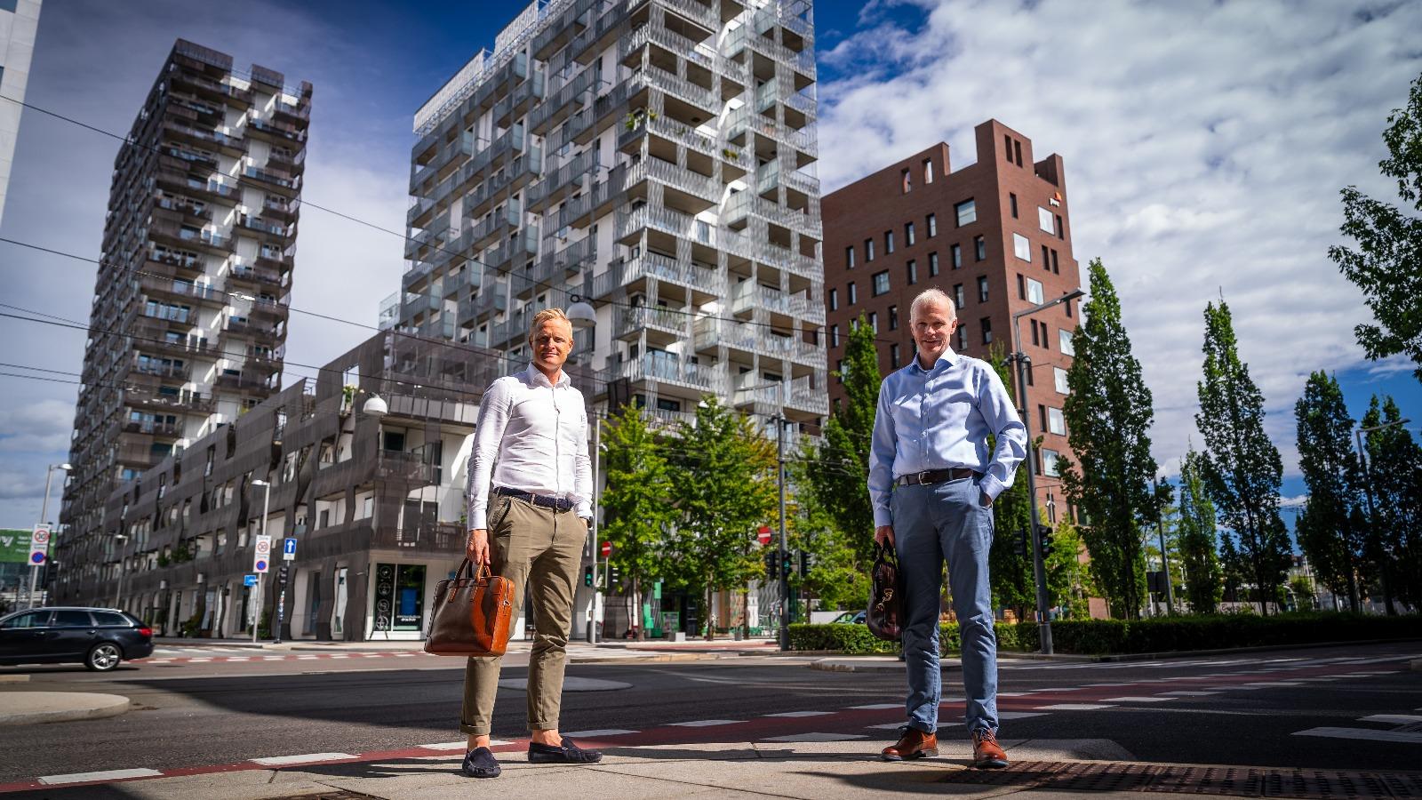 Kvinne med PC i datasenter