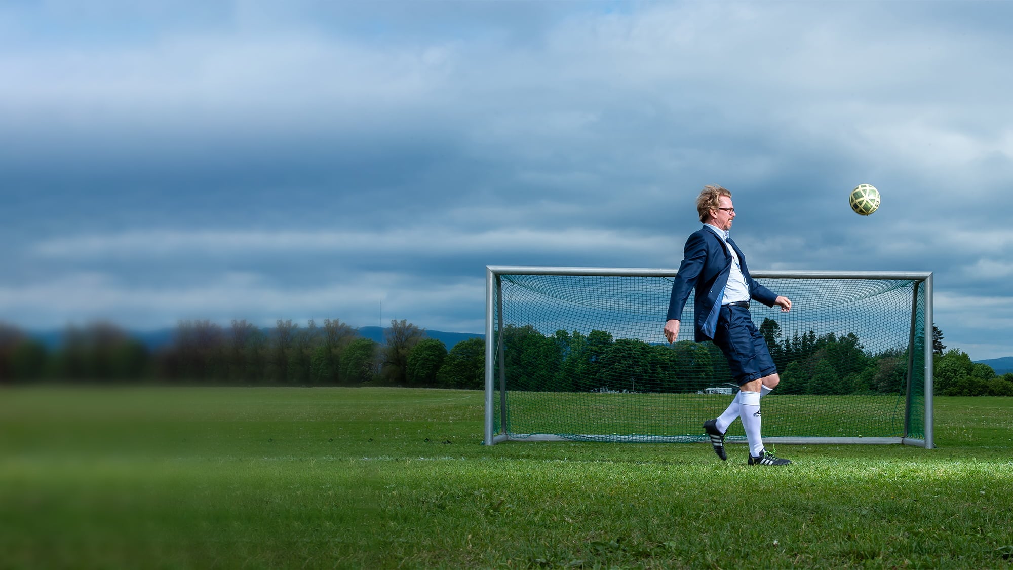 Leif Arne Jensen spiller fotball i dress