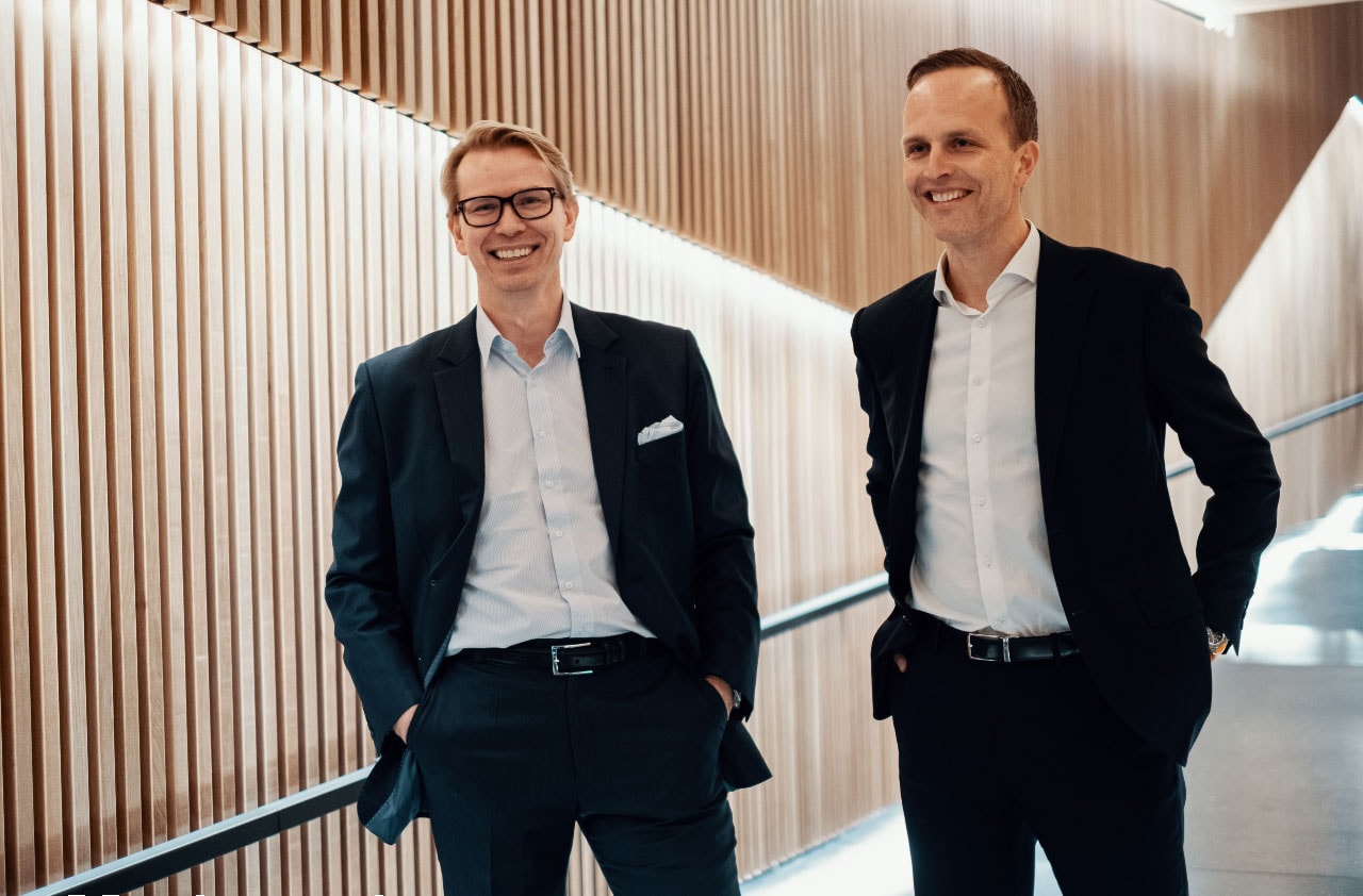 lysstråler på mørk bakgrunn