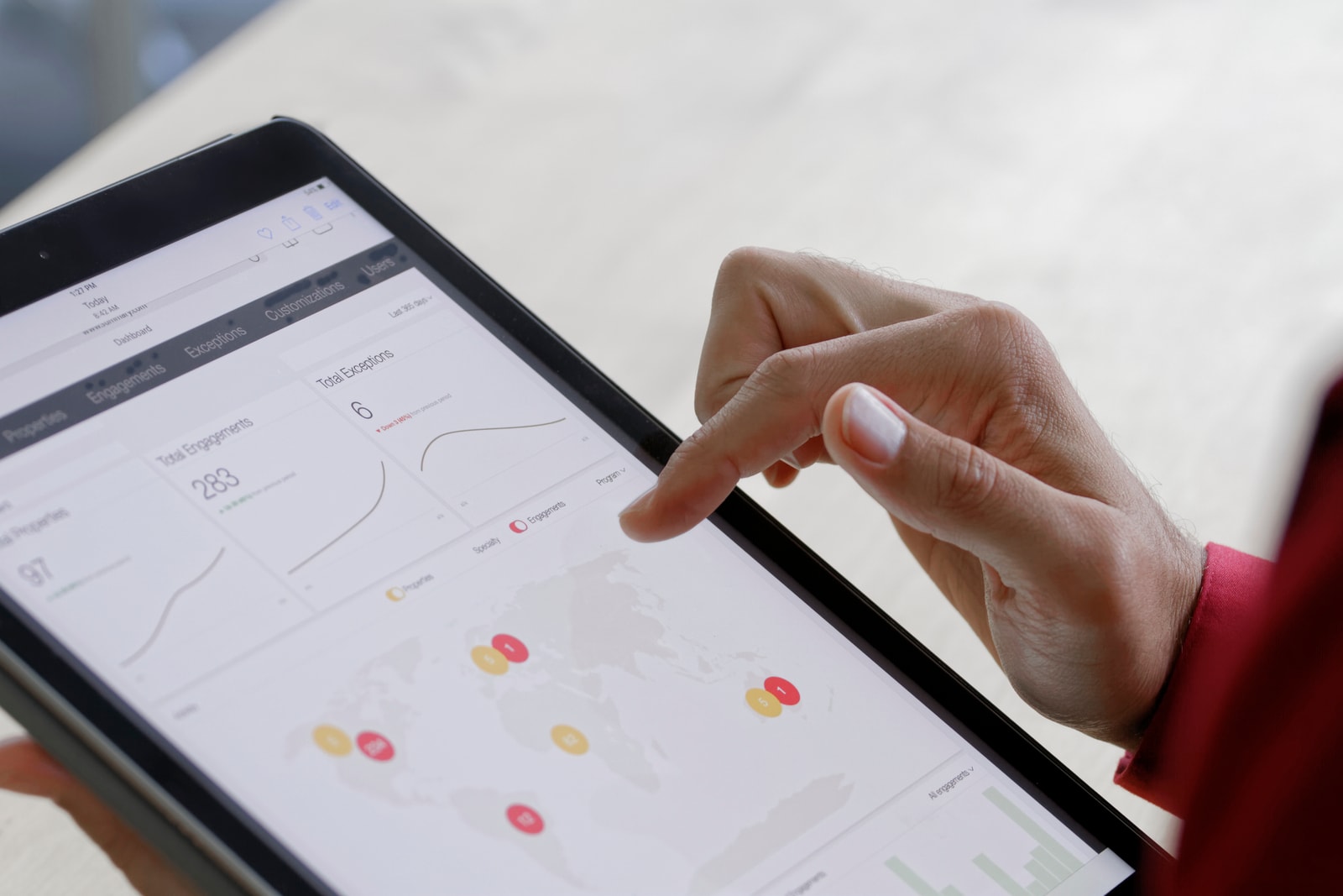 Illustrasjon Strategy &-rapporten med tekst: Vekst, lønnsomhet og AI revolusjon norske B2B SaaS selskaper