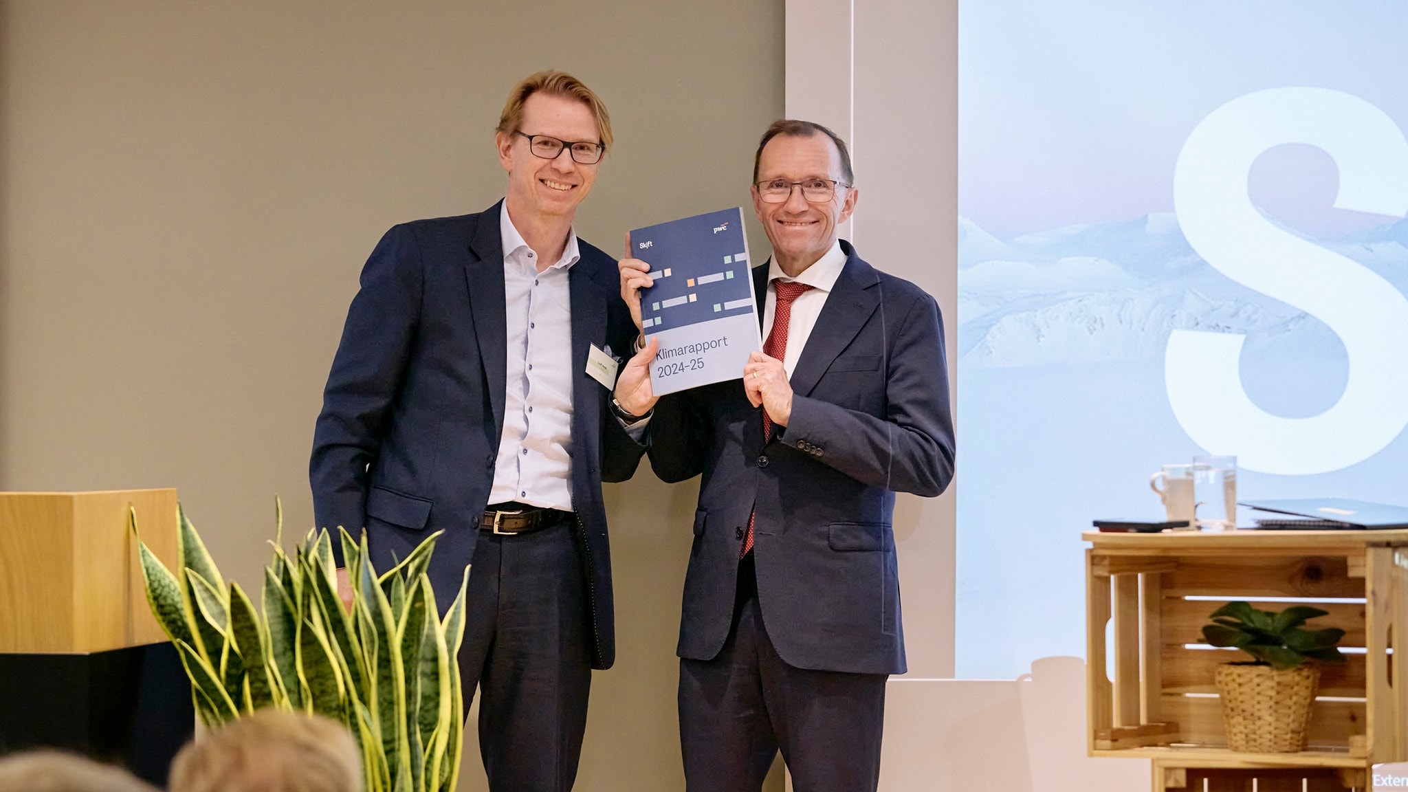 Administrerende direktør i PwC, Lef Arne Jensen, overleverer Skiftnettverkets klimarapport til politisk ledelse