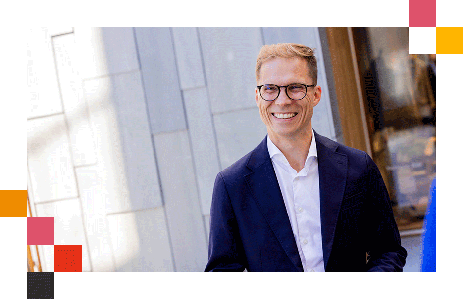 Eli Moe-Helgesen sitter i en sofa og ser mot kamera