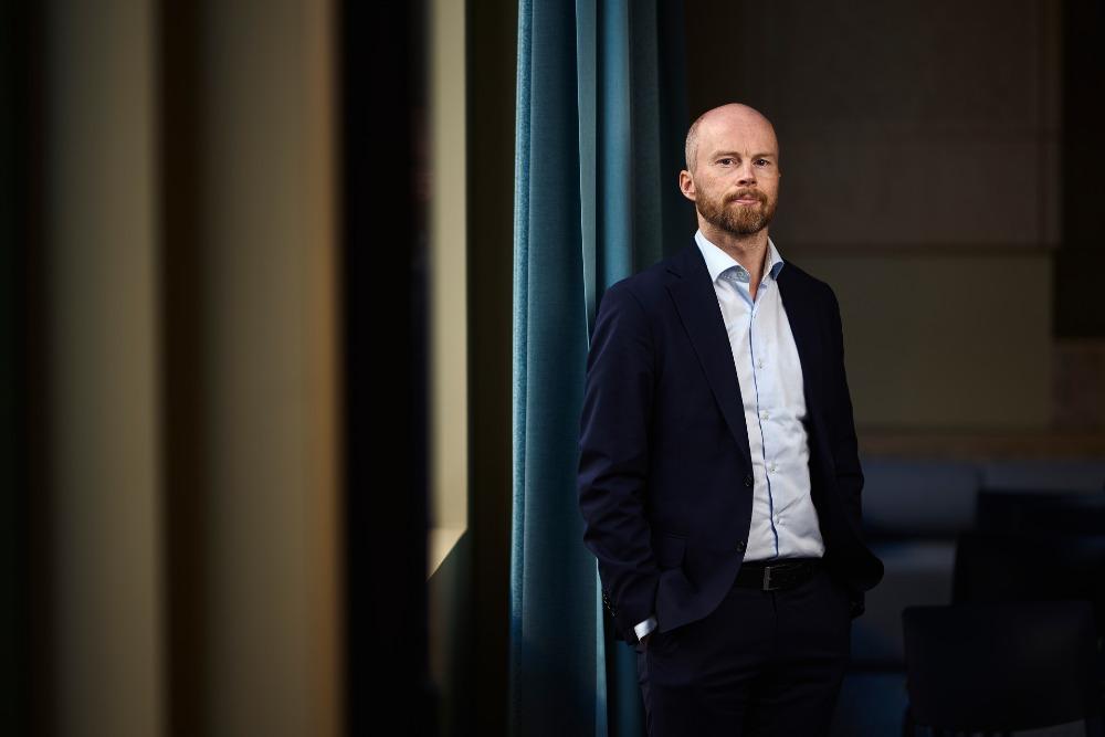 lysstråler på mørk bakgrunn