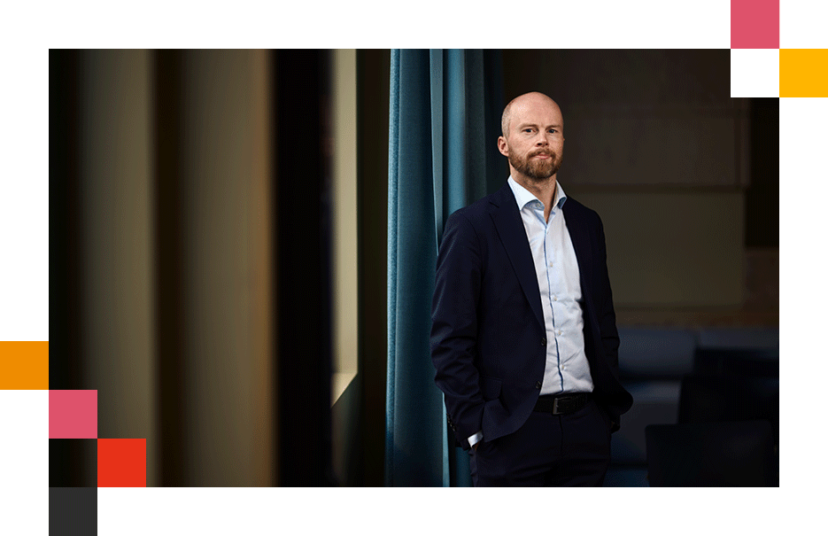 Eli Moe-Helgesen sitter i en sofa og ser mot kamera