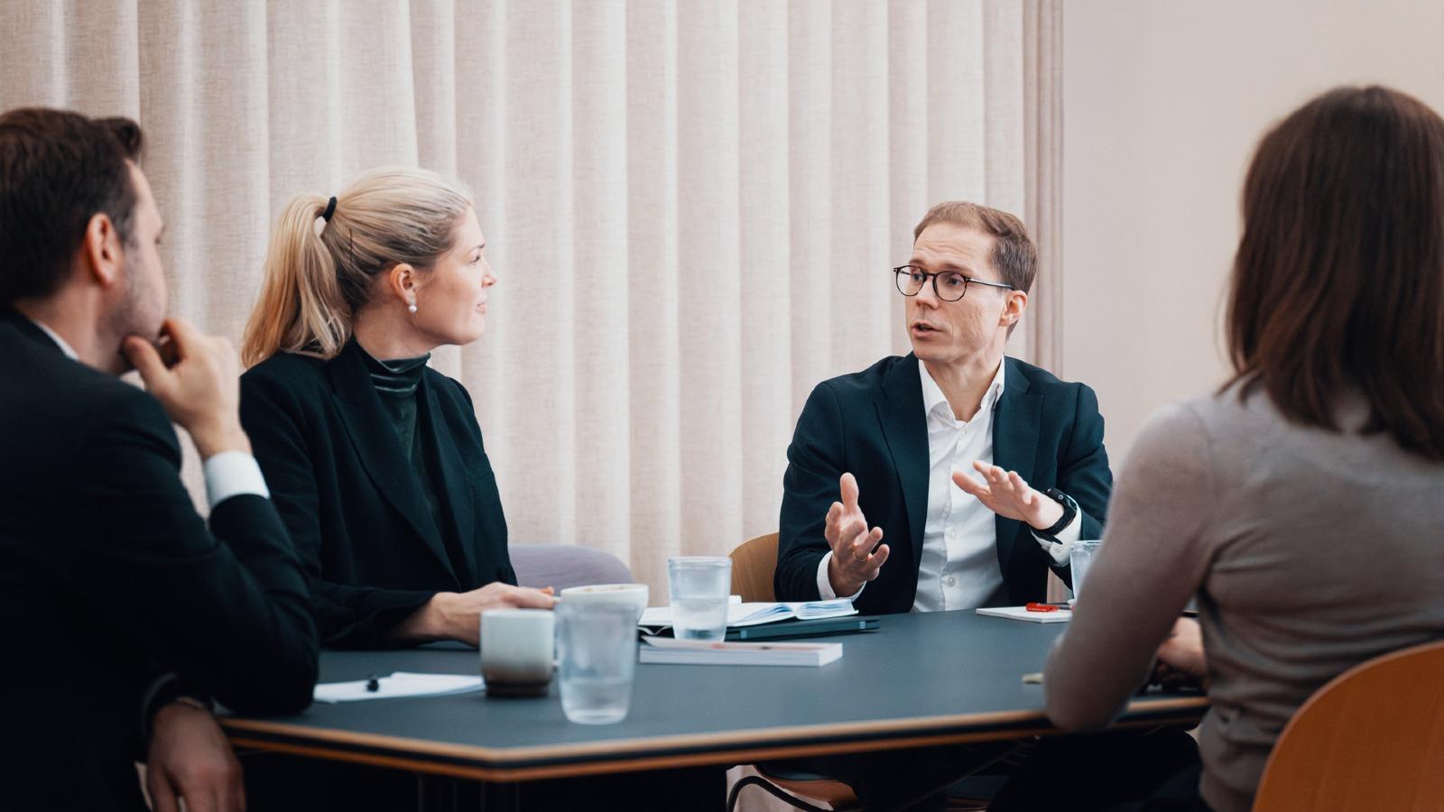 Fire personer i møterom