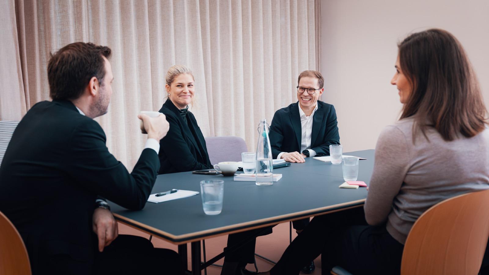 Fire personer i møterom