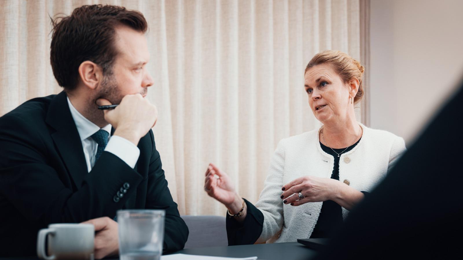 To personer i møterom