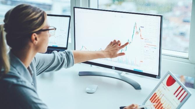 Forretningskvinne studere finansmarkedet