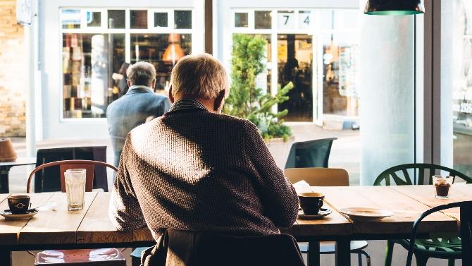 Mann på kafe