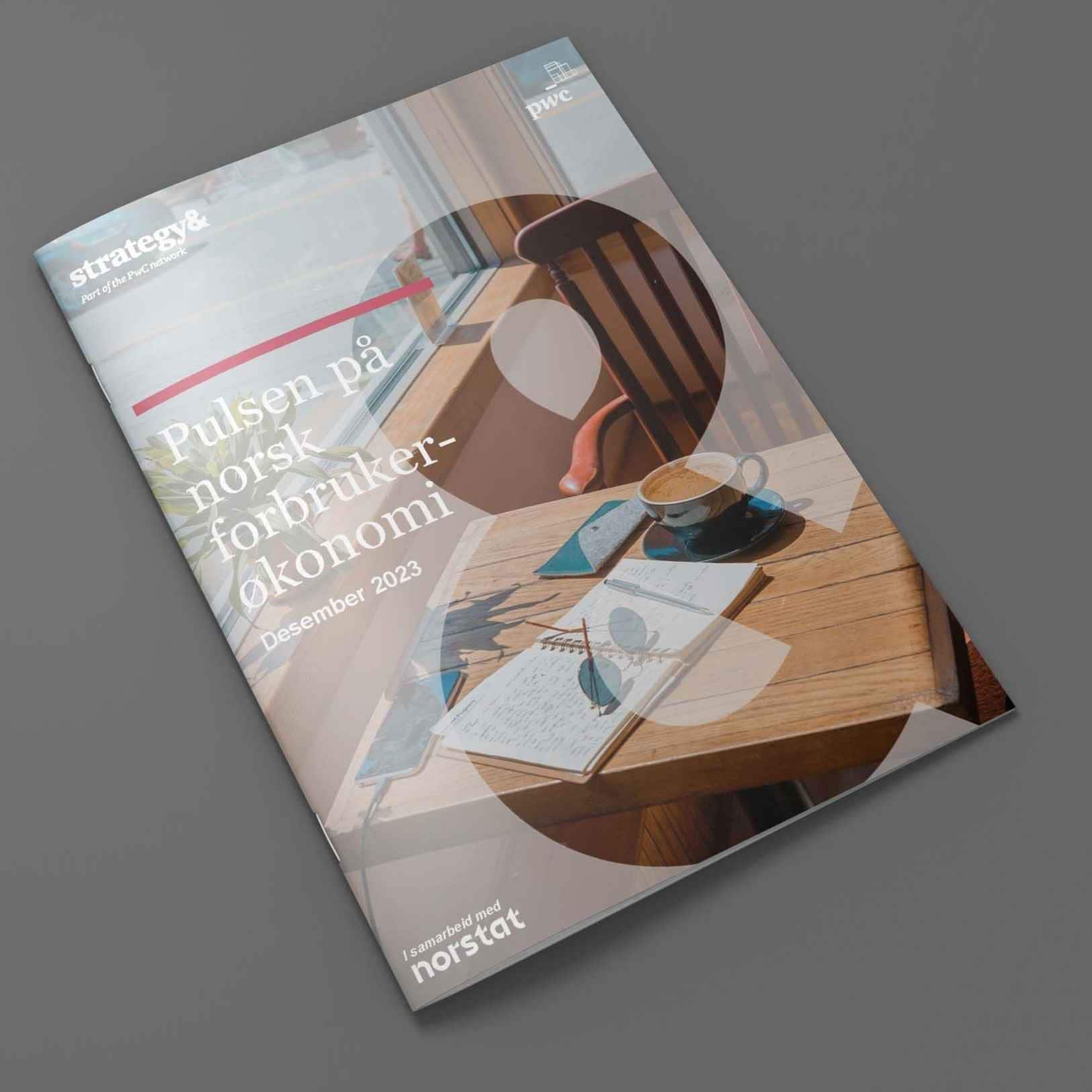 Illustrasjon av forsiden på fysisk versjon av Strategy &-rapporten med tekst: Pulsen på norsk forbrukerøkonomi