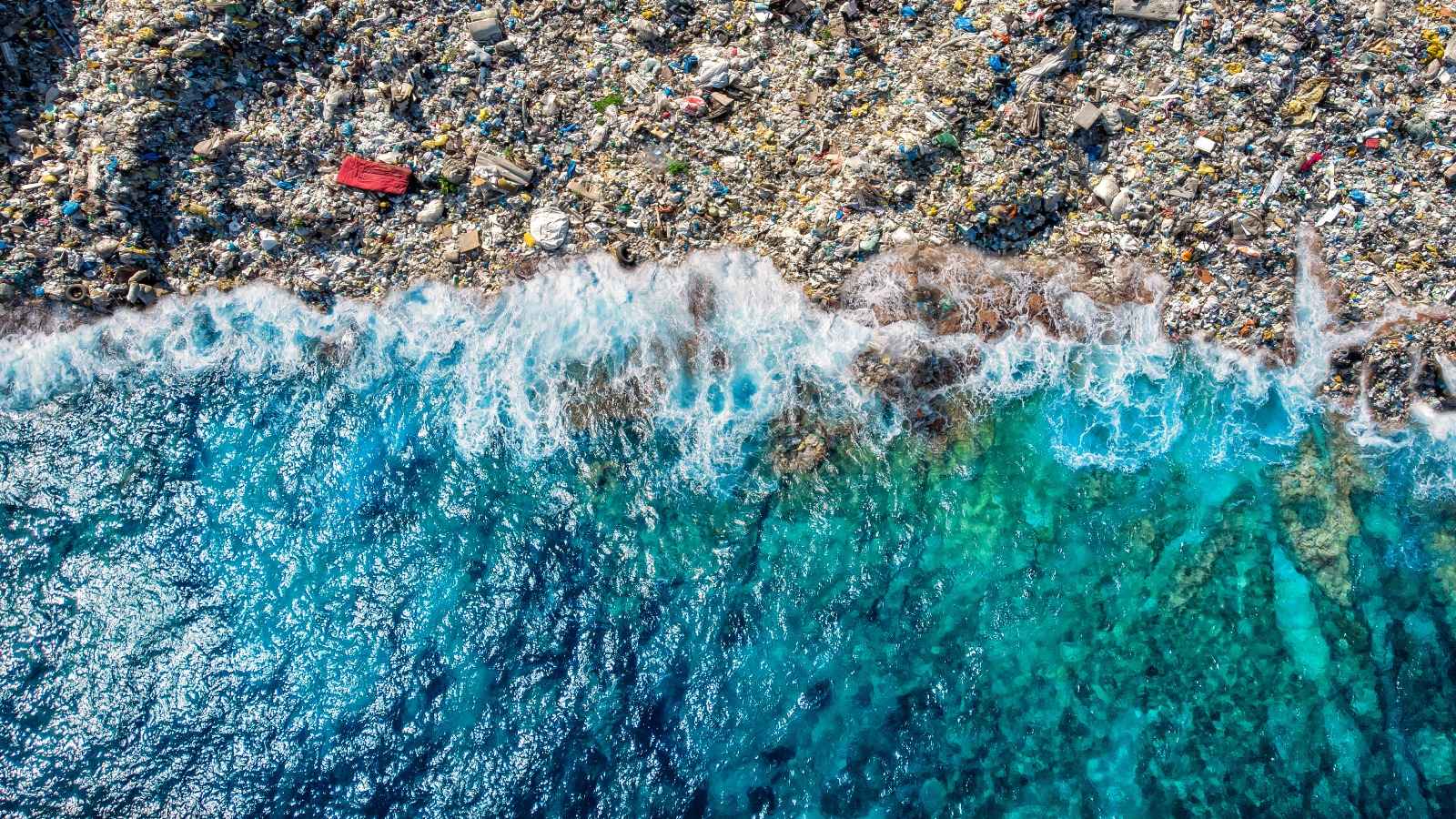 Bildet fra fugleperspektiv: Havet møter søppel
