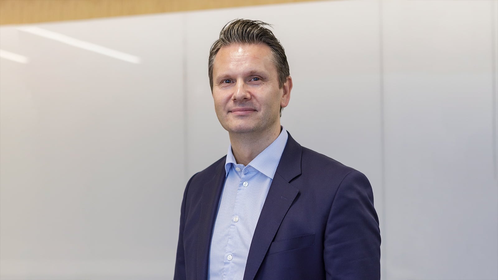 Jørn Juliusen ser mot kamera og smiler