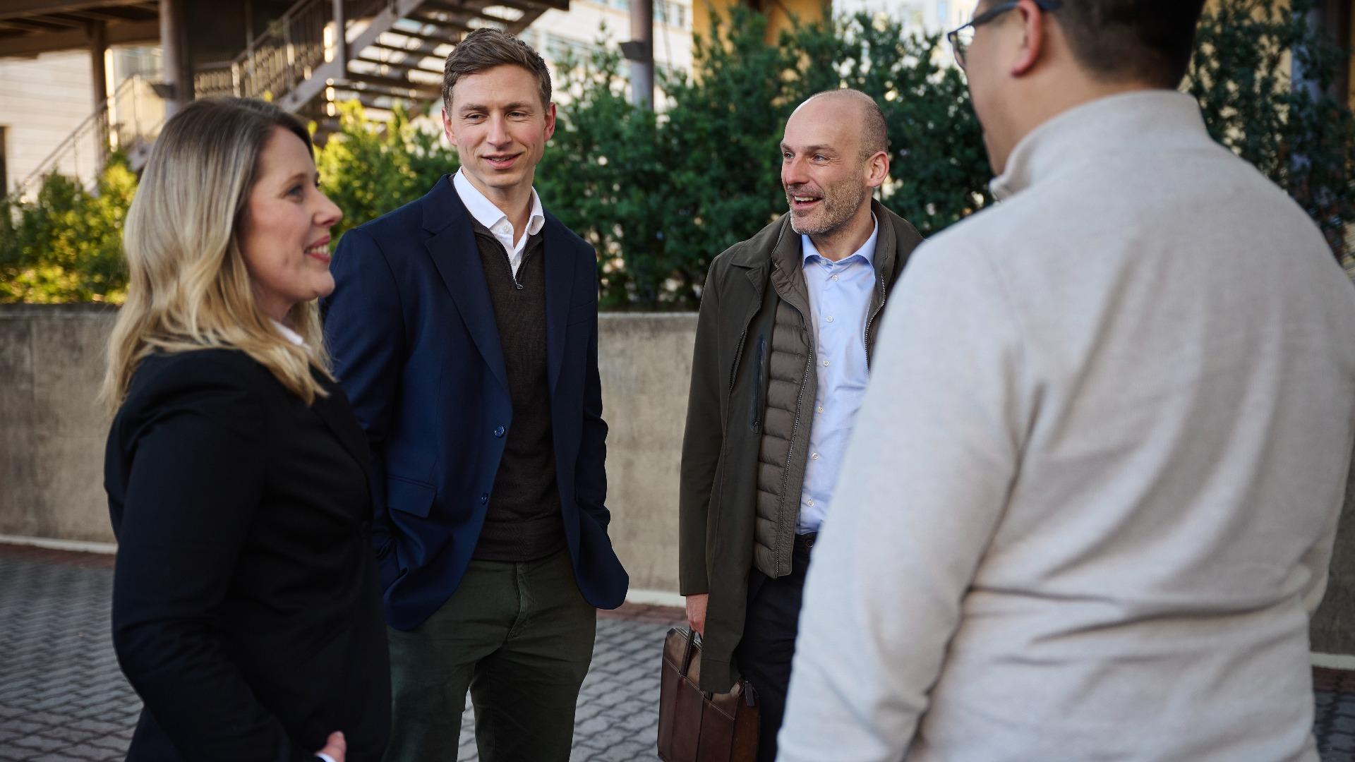 Internasjonale rådgivere snakker sammen
