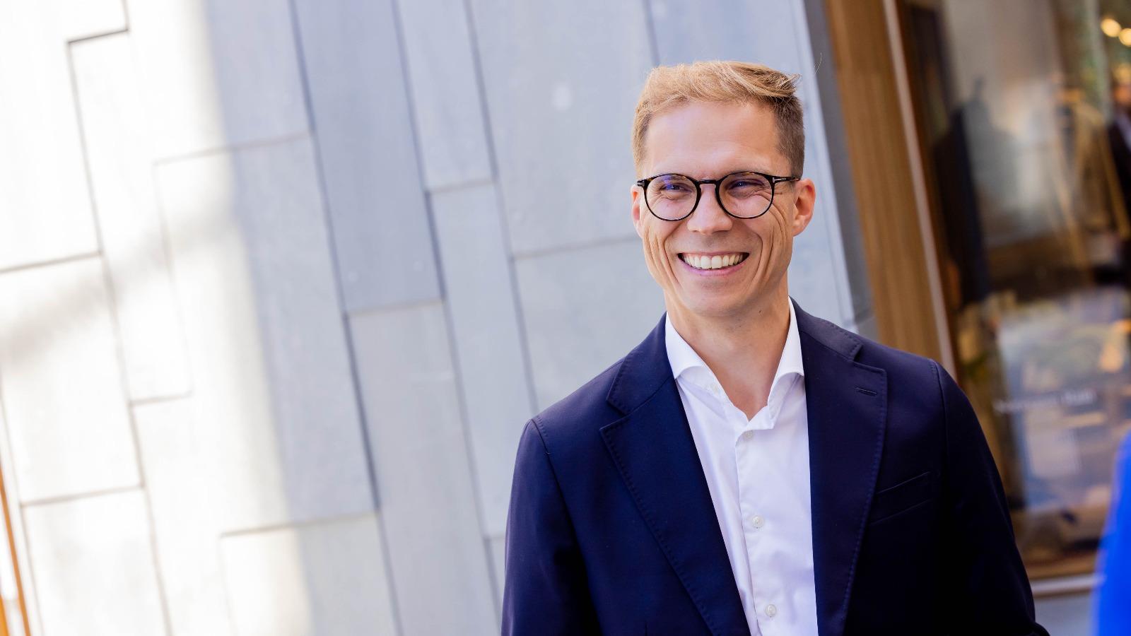 Martin Alexander smiler mot kamera.